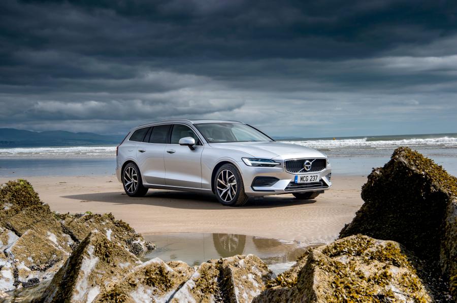  Volvo V60 D4 Momemtum 2018 года  (UK) (фото 2 из 40)